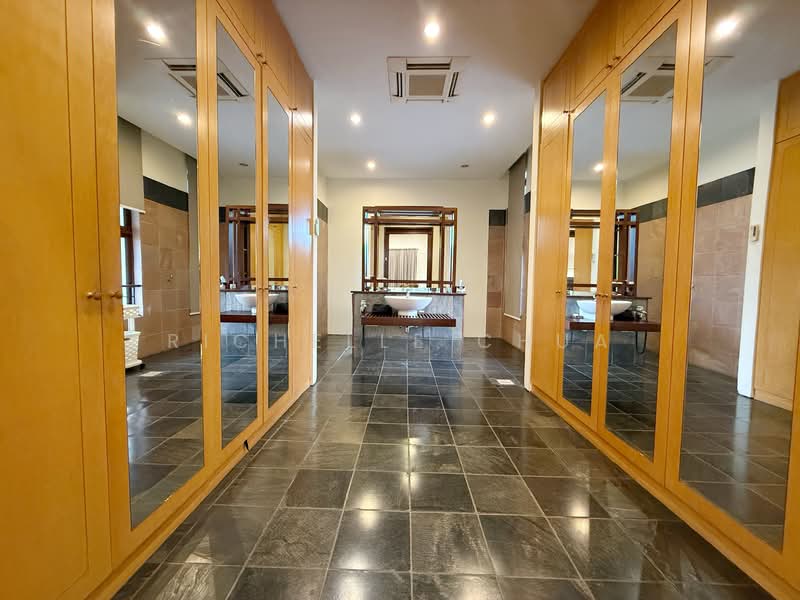 Pinewood Grove Detached House For Sale at S$ 5,600,000 | PropertyGuru Singapore - Walk-in Wardrobe