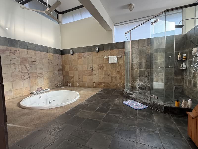 Pinewood Grove Detached House For Sale at S$ 5,600,000 | PropertyGuru Singapore - Jacuzzi/Shower Room