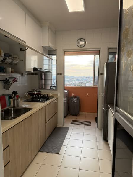 986B Buangkok Crescent HDB Flat For Sale at S$ 528,888 | PropertyGuru Singapore - Kitchen