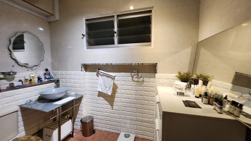 134 Pasir Ris Street 11 HDB Flat For Sale at S$ 895,000 | PropertyGuru Singapore - Bathroom