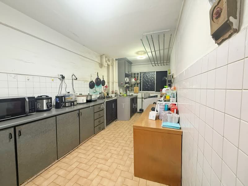 208 Yishun Street 21 HDB Flat For Sale at S$ 560,000 | PropertyGuru Singapore - Kitchen