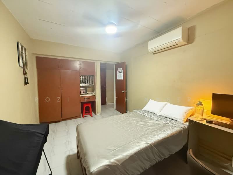 208 Yishun Street 21 HDB Flat For Sale at S$ 560,000 | PropertyGuru Singapore - Bedroom