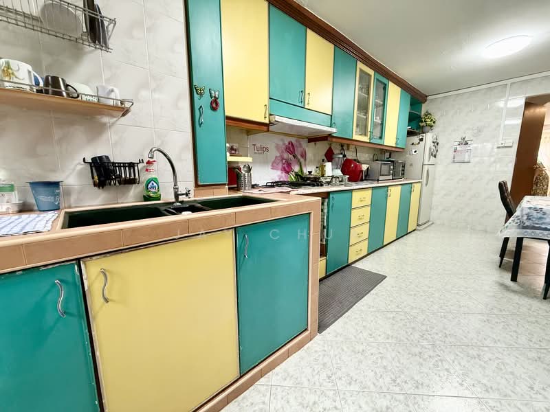 535 Jurong West Street 52 HDB Flat For Sale at S$ 700,000 | PropertyGuru Singapore - Kitchen