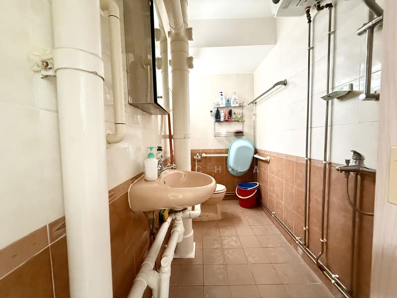 535 Jurong West Street 52 HDB Flat For Sale at S$ 700,000 | PropertyGuru Singapore - Bathroom