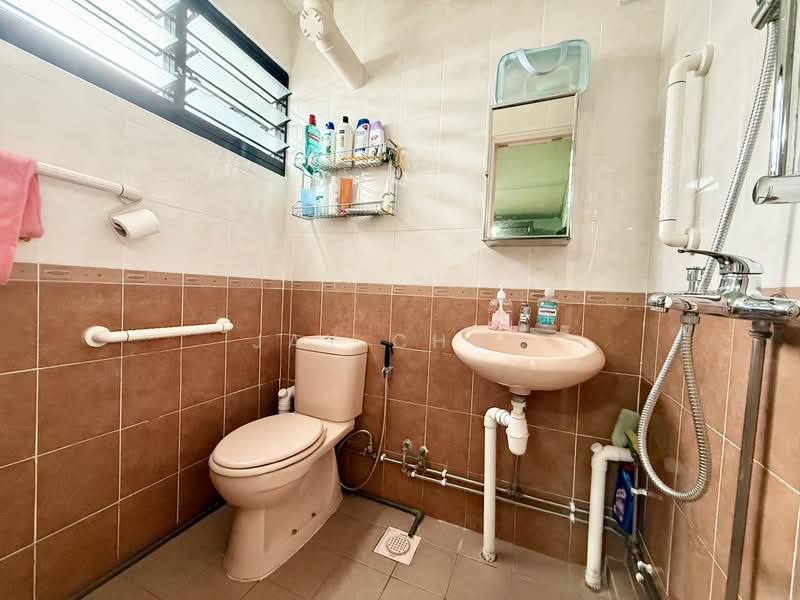 535 Jurong West Street 52 HDB Flat For Sale at S$ 700,000 | PropertyGuru Singapore - Bathroom