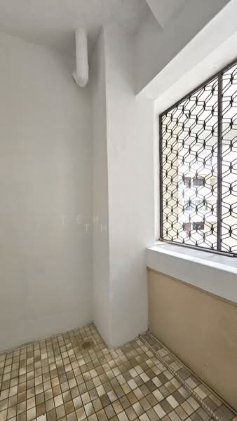 Lakepoint Condo Condominium For Sale at S$ 1,888,888 | PropertyGuru Singapore - Balcony