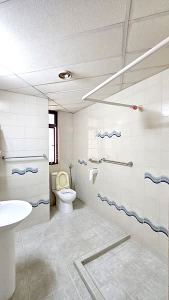 Lakepoint Condo Condominium For Sale at S$ 1,888,888 | PropertyGuru Singapore - Bathroom