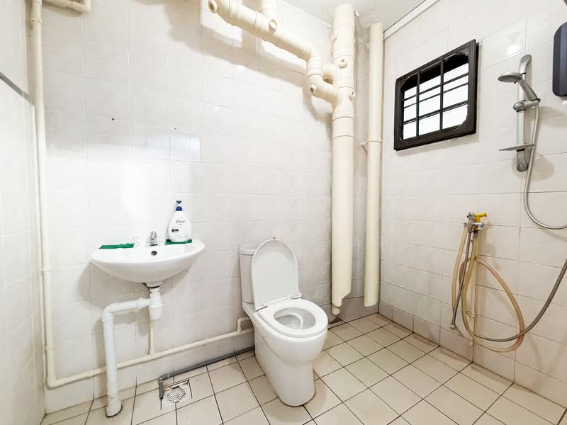 667C Jurong West Street 65 HDB Flat For Sale at S$ 640,000 | PropertyGuru Singapore - Bathroom