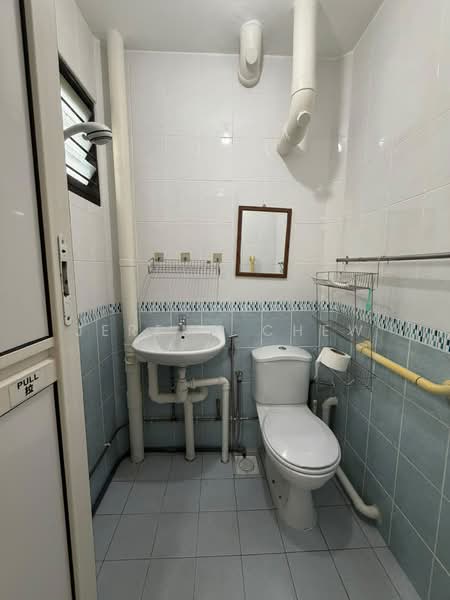 321 Bukit Batok Street 33, 321 Bukit Batok Street 33, Room Rental, 125 sqft, HDB Flat For Rent, by Jeremy Chew, 500067526 - Bathroom - PropertyGuru.com.sg