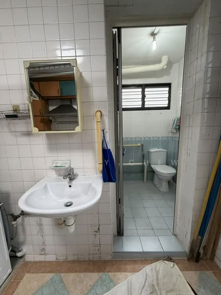 321 Bukit Batok Street 33, 321 Bukit Batok Street 33, Room Rental, 125 sqft, HDB Flat For Rent, by Jeremy Chew, 500067526 - Bathroom - PropertyGuru.com.sg