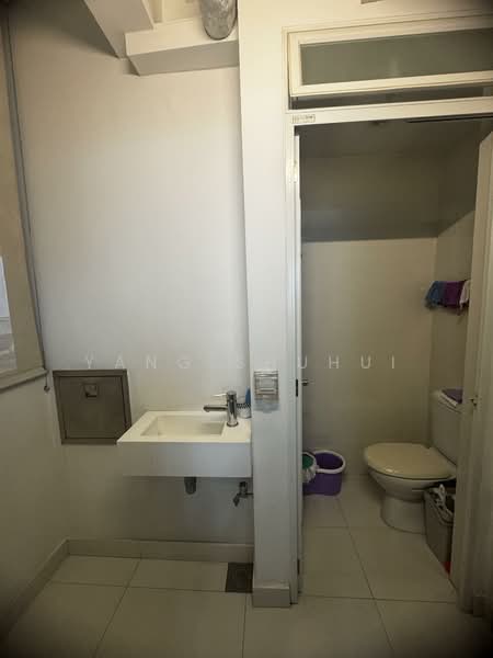 Centro Residences Condominium For Sale at S$ 2,750,000 | PropertyGuru Singapore - Bathroom