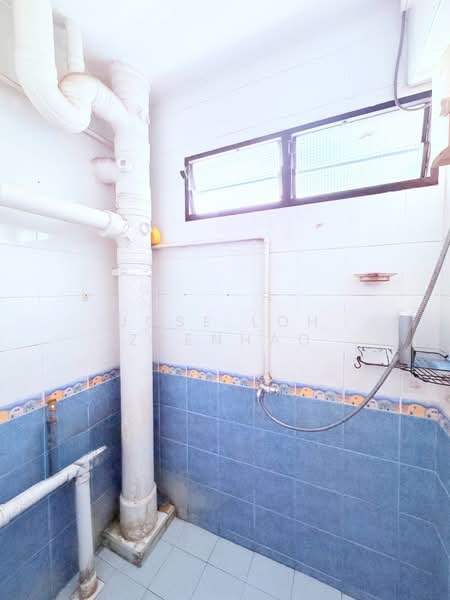 208 Boon Lay Place HDB Flat For Sale at S$ 368,000 | PropertyGuru Singapore - Bathroom