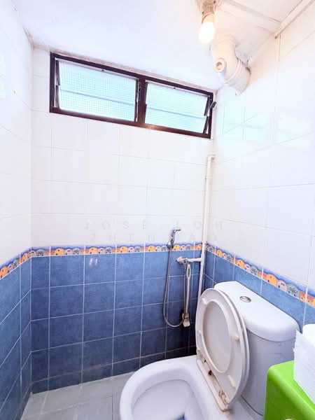 208 Boon Lay Place HDB Flat For Sale at S$ 368,000 | PropertyGuru Singapore - Bathroom