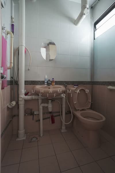 609 Bedok Reservoir Road HDB Flat For Sale at S$ 440,000 | PropertyGuru Singapore - Bathroom