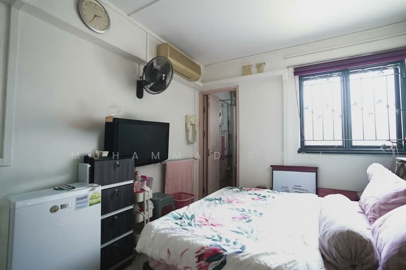 609 Bedok Reservoir Road HDB Flat For Sale at S$ 440,000 | PropertyGuru Singapore - Master Bedroom