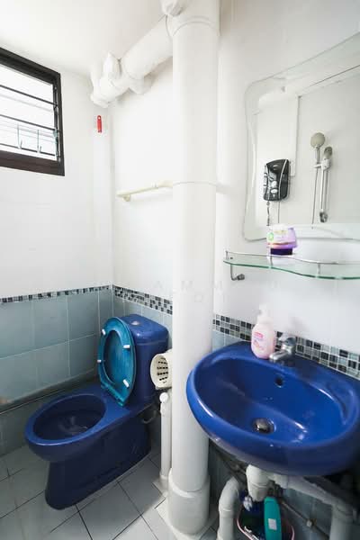 609 Bedok Reservoir Road HDB Flat For Sale at S$ 440,000 | PropertyGuru Singapore - Bathroom