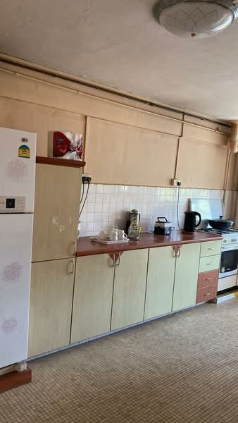 602 Ang Mo Kio Avenue 5 HDB Flat For Sale at S$ 480,000 | PropertyGuru Singapore - Kitchen