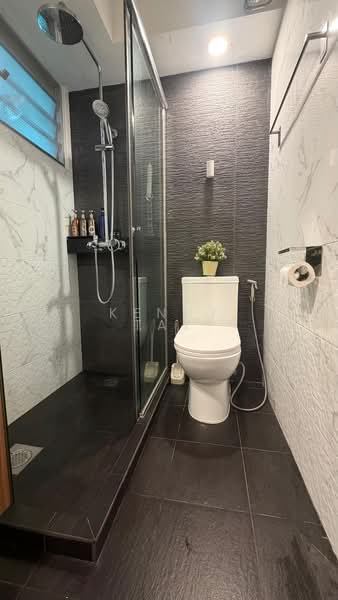 693A Woodlands Avenue 6 HDB Flat For Sale at S$ 590,000 | PropertyGuru Singapore - Bathroom