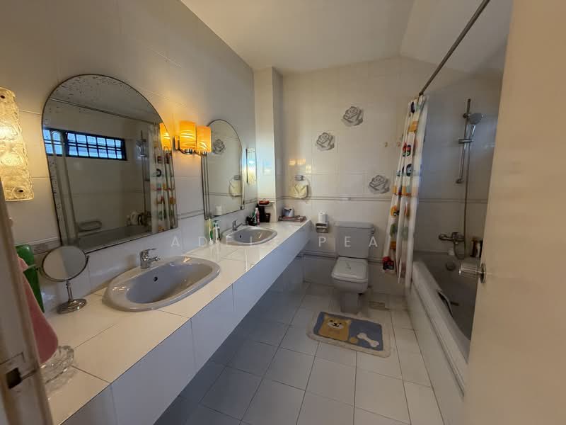 Bedok Ria Crescent Terraced House For Sale at S$ 4,800,000 | PropertyGuru Singapore - Master Bathroom