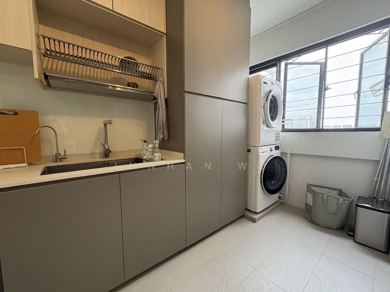 239 Lorong 1 Toa Payoh, 239 Lorong 1 Toa Payoh, 3 Bedrooms, 1,108 sqft, HDB Flat For Rent, by Junhan Wu, 500067674 - Kitchen + Yard - PropertyGuru.com.sg