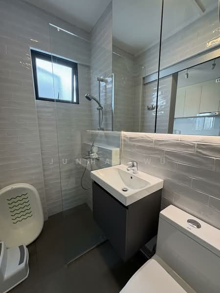 239 Lorong 1 Toa Payoh, 239 Lorong 1 Toa Payoh, 3 Bedrooms, 1,108 sqft, HDB Flat For Rent, by Junhan Wu, 500067674 - Common Bathroom - PropertyGuru.com.sg