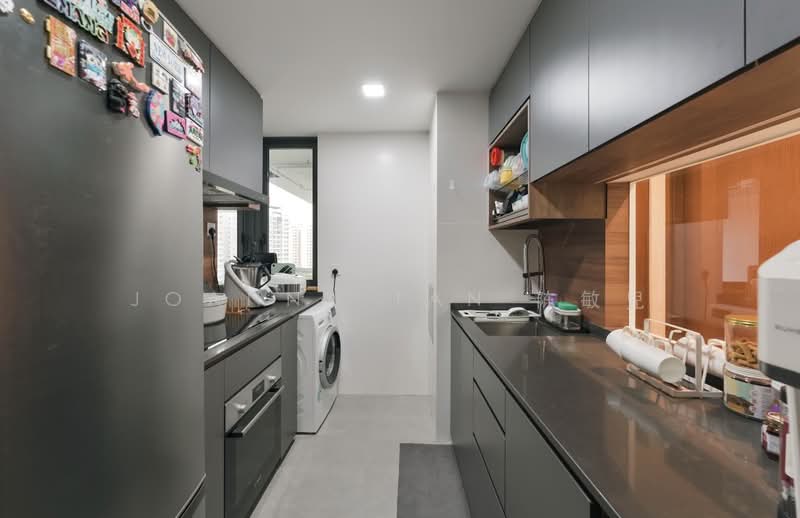 Parc Centros Condominium For Sale at S$ 1,750,000 | PropertyGuru Singapore - Kitchen