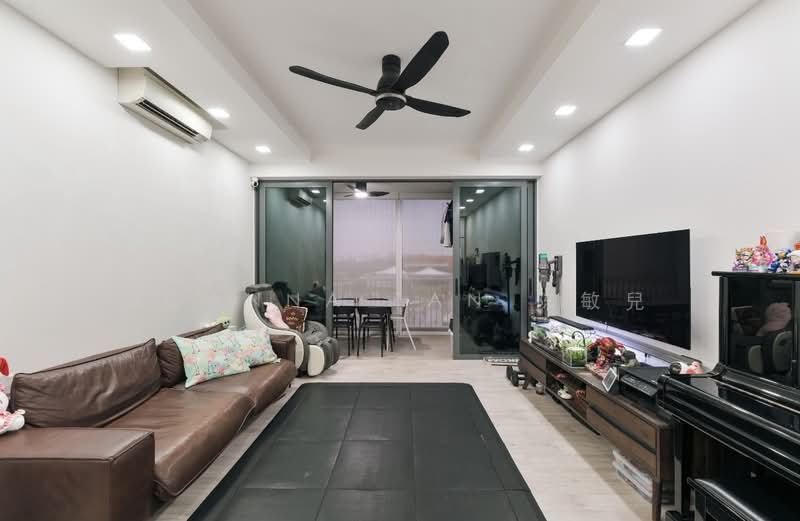 Parc Centros Condominium For Sale at S$ 1,750,000 | PropertyGuru Singapore - Living Room