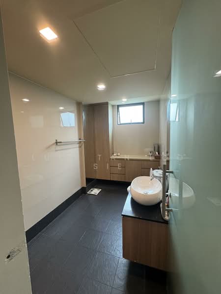 Simei Green Condominium Condominium For Sale at S$ 1,650,000 | PropertyGuru Singapore - Bathroom