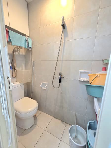 Casablanca Condominium For Sale at S$ 1,400,000 | PropertyGuru Singapore - Yard bathroom