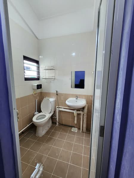 315 Hougang Avenue 5, 315 Hougang Avenue 5, 2 Bedrooms, 67 sqft, HDB Flat For Rent, by June Lim, 500067784 - Master Bathroom - PropertyGuru.com.sg