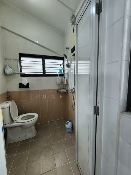 315 Hougang Avenue 5, 315 Hougang Avenue 5, 2 Bedrooms, 67 sqft, HDB Flat For Rent, by June Lim, 500067784 - Common Bathroom - PropertyGuru.com.sg