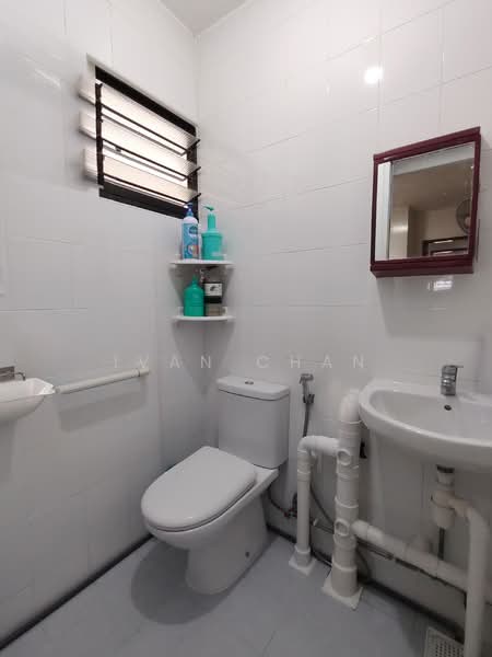 121 Ang Mo Kio Avenue 3 HDB Flat For Sale at S$ 438,000 | PropertyGuru Singapore - Bathroom