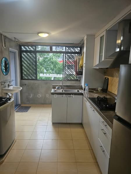 17 Eunos Crescent HDB Flat For Sale at S$ 430,000 | PropertyGuru Singapore - Kitchen