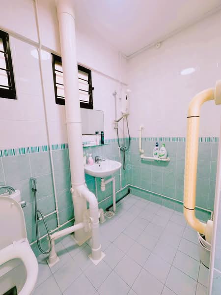 536 Upper Cross Street HDB Flat For Sale at S$ 628,000 | PropertyGuru Singapore - Bathroom