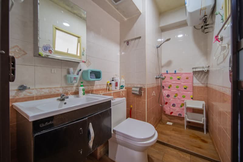 132 Edgedale Plains HDB Flat For Sale at S$ 650,000 | PropertyGuru Singapore - Bathroom