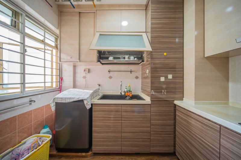 132 Edgedale Plains HDB Flat For Sale at S$ 650,000 | PropertyGuru Singapore - Kitchen