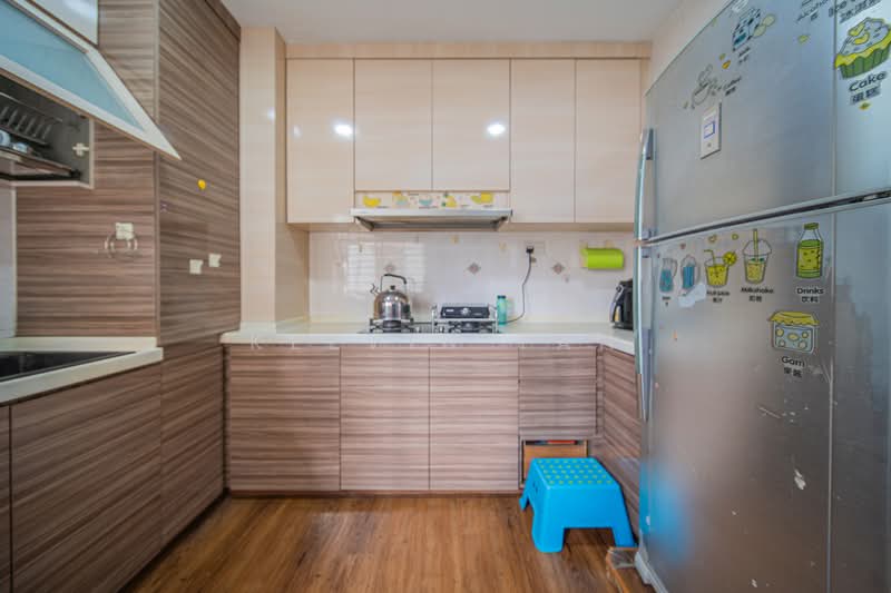 132 Edgedale Plains HDB Flat For Sale at S$ 650,000 | PropertyGuru Singapore - Kitchen
