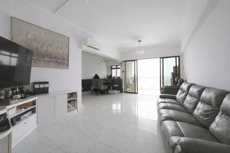 372 Hougang Street 31 HDB Flat For Sale at S$ 1,000,000 | PropertyGuru Singapore - Living Room