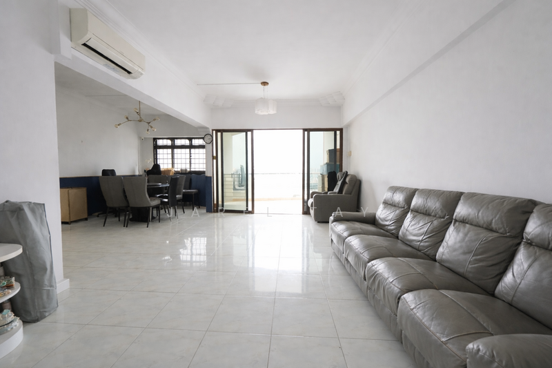 372 Hougang Street 31 HDB Flat For Sale at S$ 1,000,000 | PropertyGuru Singapore - Living Room