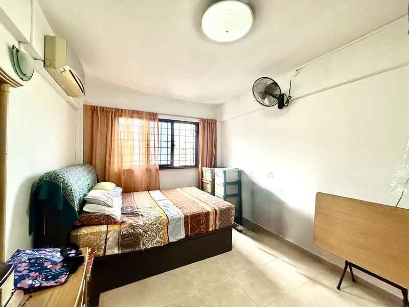 279 Yishun Street 22 HDB Flat For Sale at S$ 530,000 | PropertyGuru Singapore - Bedroom