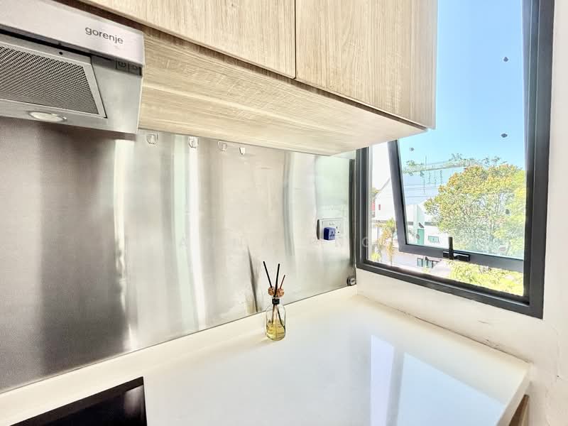 Flora View Apartment For Sale at S$ 1,230,000 | PropertyGuru Singapore - Kitchen