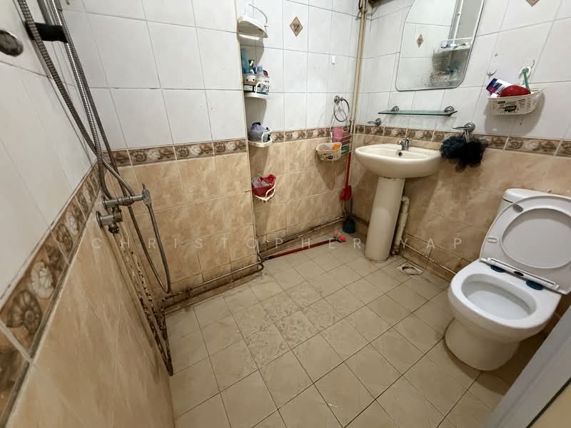 497G Tampines Street 45 HDB Flat For Sale at S$ 680,000 | PropertyGuru Singapore - Bathroom