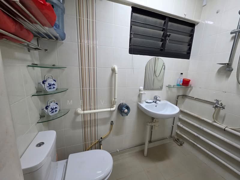 423 Jurong West Avenue 1 HDB Flat For Sale at S$ 430,000 | PropertyGuru Singapore - Bathroom