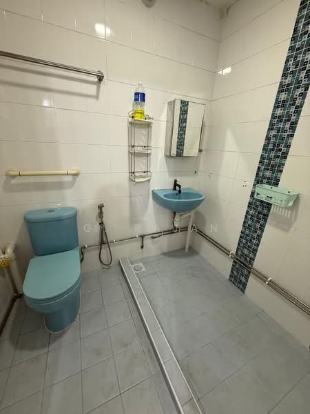 317 Woodlands Street 31, 317 Woodlands Street 31, 2 Bedrooms, 67 sqft, HDB Flat For Rent, by G. Rajan, 500067940 - Bathroom - PropertyGuru.com.sg