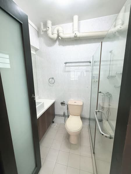 17 Telok Blangah Crescent, 17 Telok Blangah Crescent, 2 Bedrooms, 1,076 sqft, HDB Flat For Rent, by Valerie Ong, 500067963 - Master Bathroom - PropertyGuru.com.sg