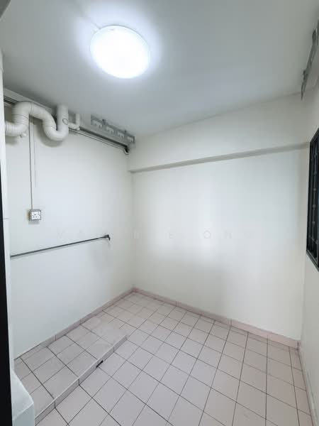 17 Telok Blangah Crescent, 17 Telok Blangah Crescent, 2 Bedrooms, 1,076 sqft, HDB Flat For Rent, by Valerie Ong, 500067963 - Kitchen service yard - PropertyGuru.com.sg