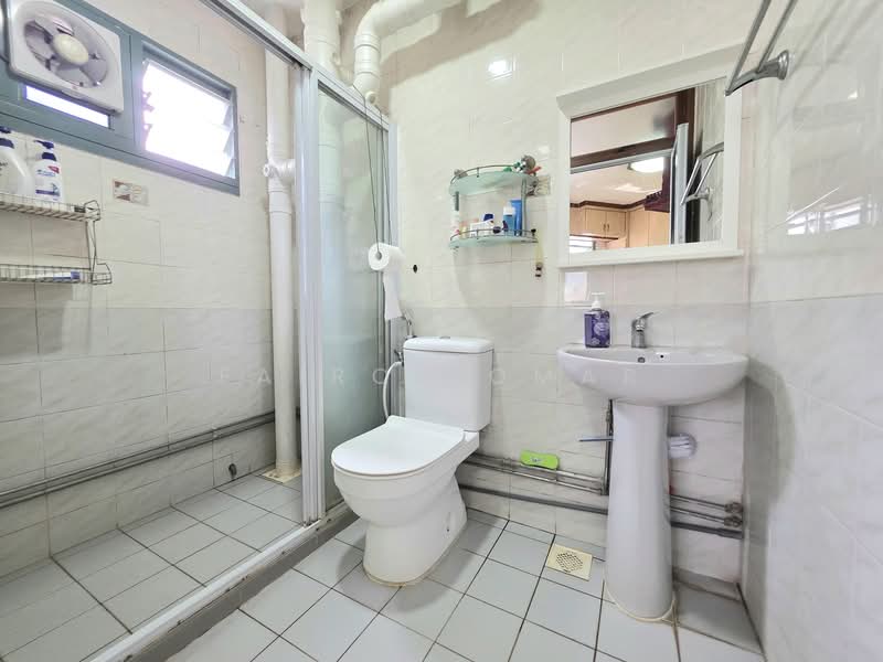 458 Choa Chu Kang Avenue 4 HDB Flat For Sale at S$ 698,888 | PropertyGuru Singapore - Bathroom