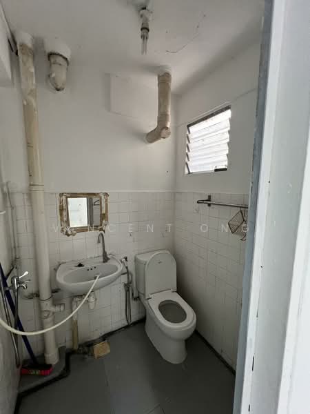 713 Clementi West Street 2, 713 Clementi West Street 2, 2 Bedrooms, 721 sqft, HDB Flat For Rent, by Vincent Ong, 500067986 - Bathroom - PropertyGuru.com.sg