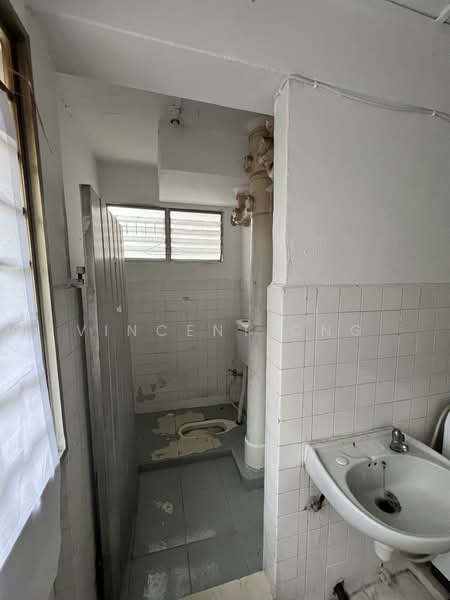 713 Clementi West Street 2, 713 Clementi West Street 2, 2 Bedrooms, 721 sqft, HDB Flat For Rent, by Vincent Ong, 500067986 - Bathroom - PropertyGuru.com.sg