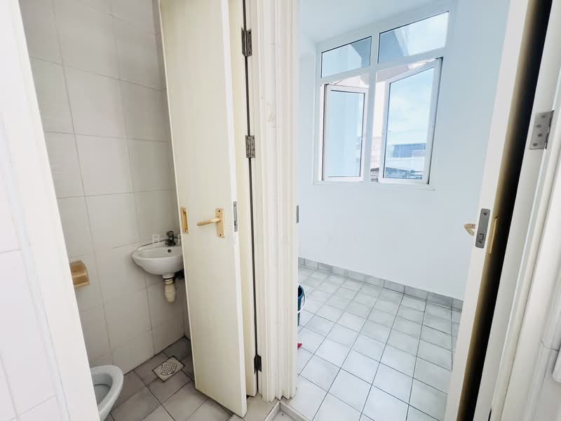 The Champagne, 380 Changi Road, 3 Bedrooms, 1,119 sqft, Apartment For Rent, by Brenda Koh, 500068002 - Bathroom - PropertyGuru.com.sg